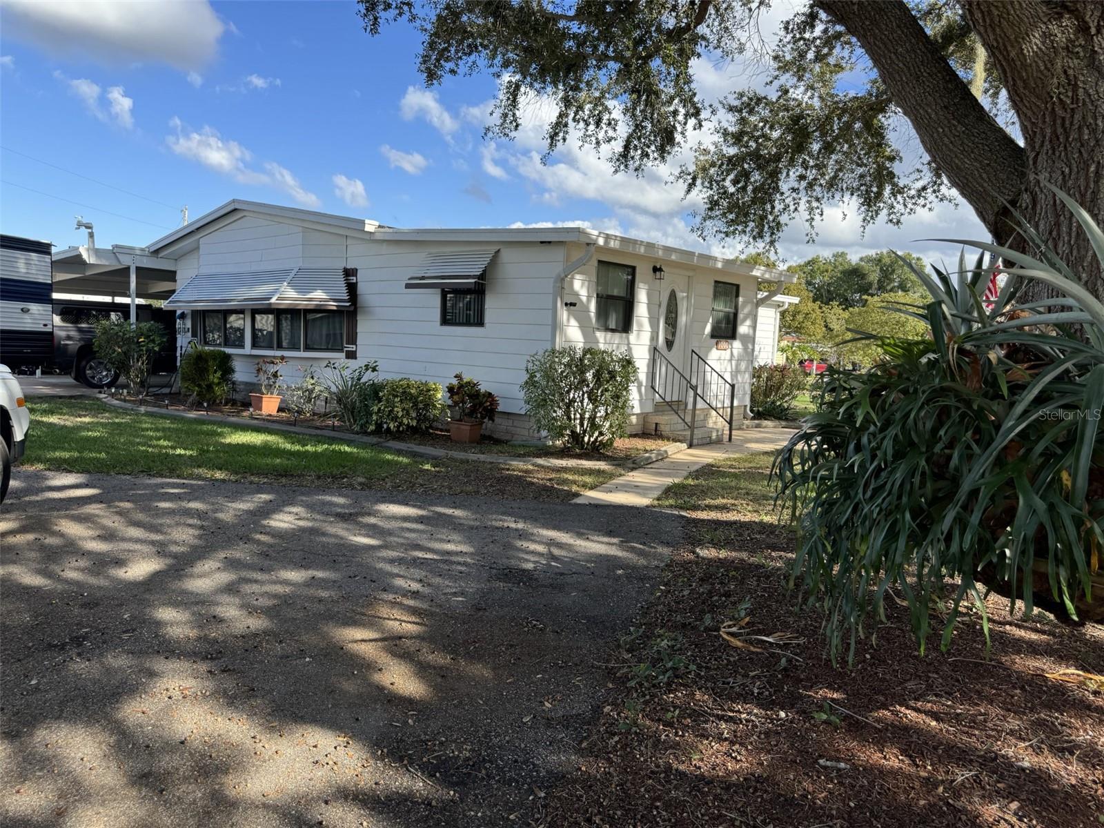 Listing photo 1 for 9000 Lake Point Blvd