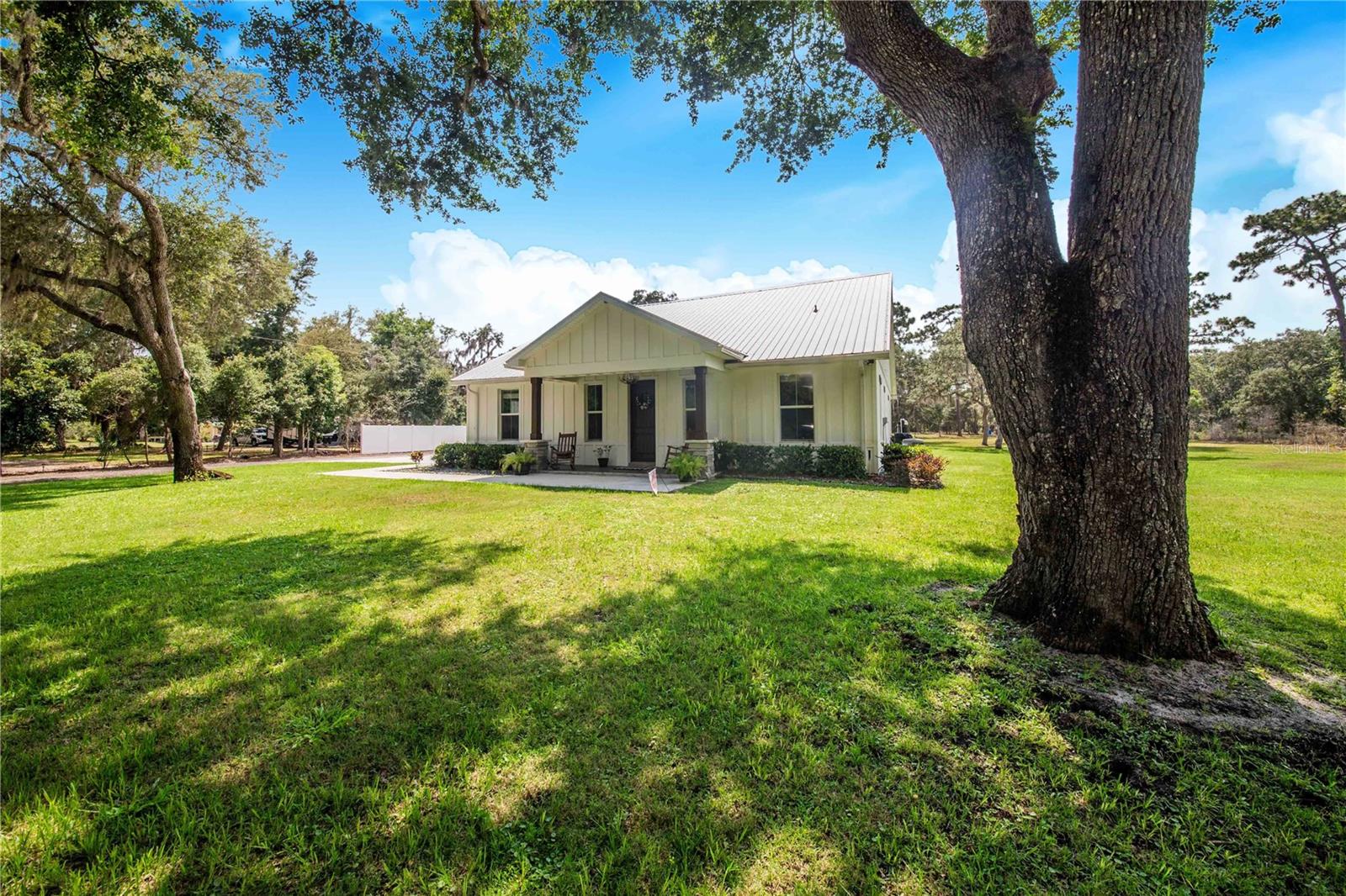 Listing photo 1 for 12510 Lake Hatchineha Rd