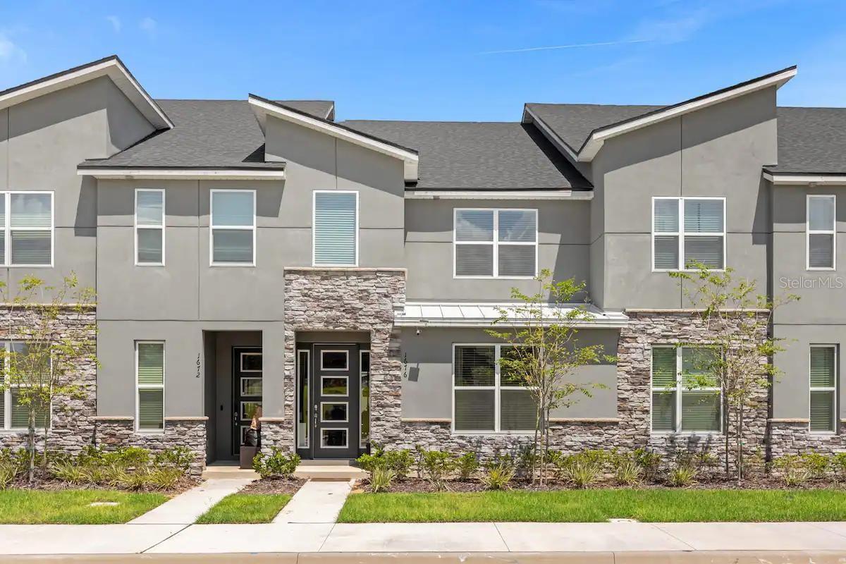 1676 TROPICAL PALMS CIRCLE