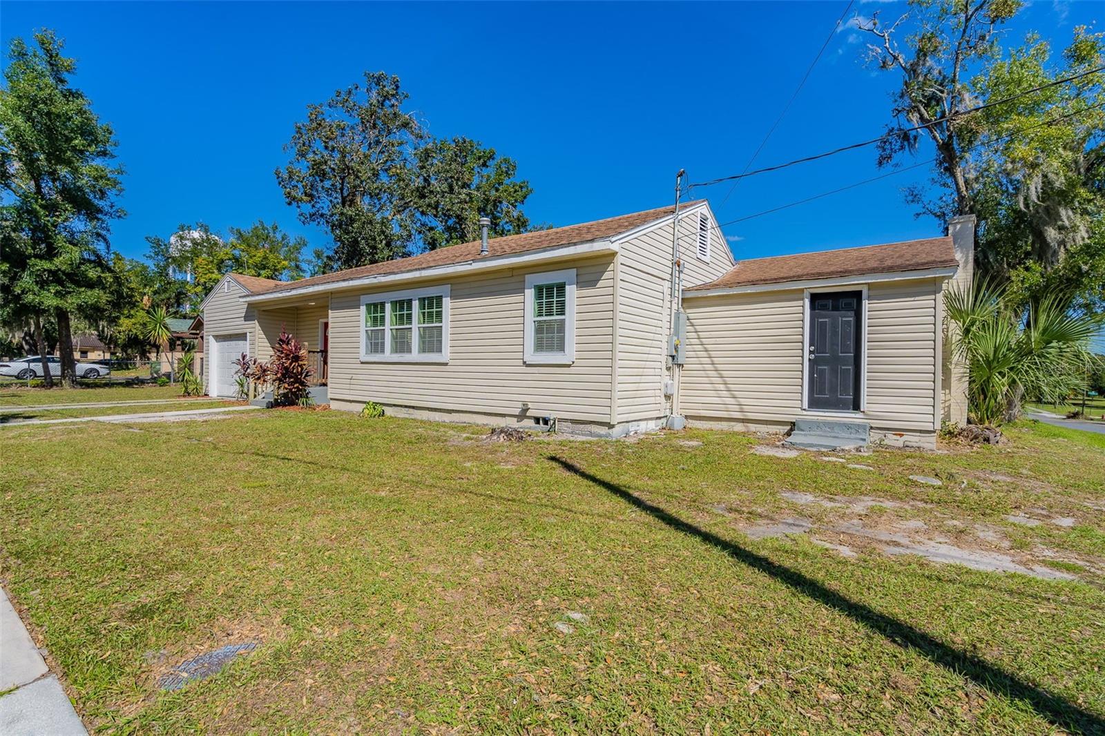 Listing photo 3 for 112 S Moss St