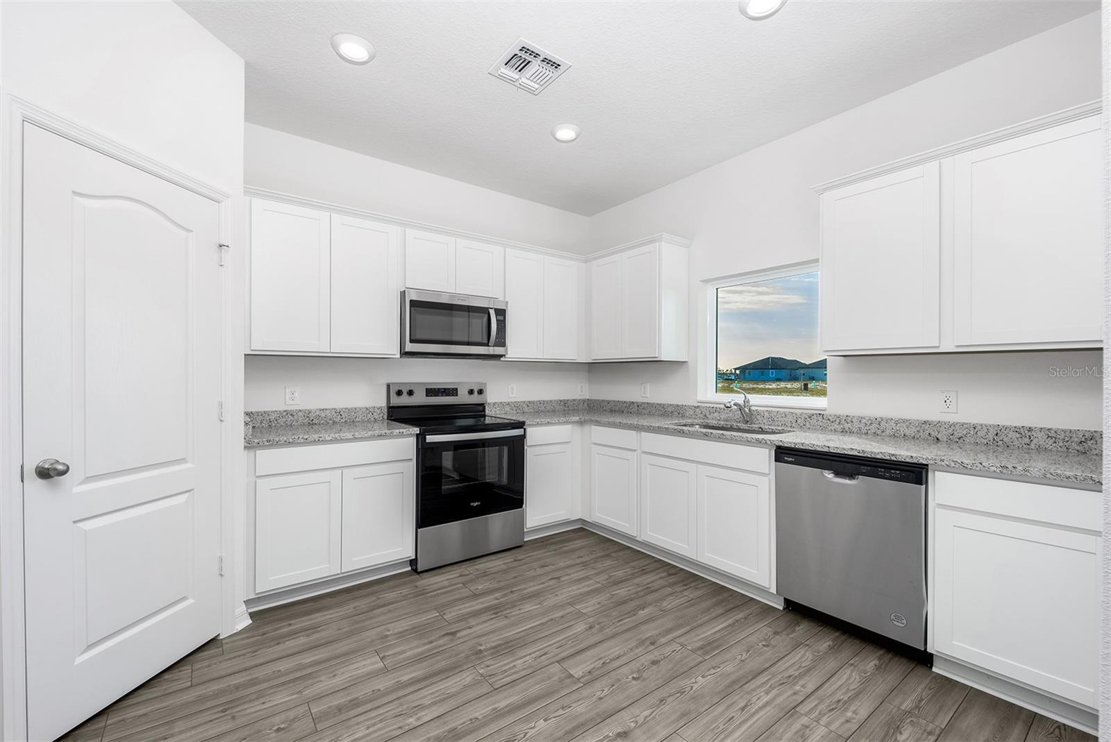 Listing photo 2 for 3732 Bergamot St