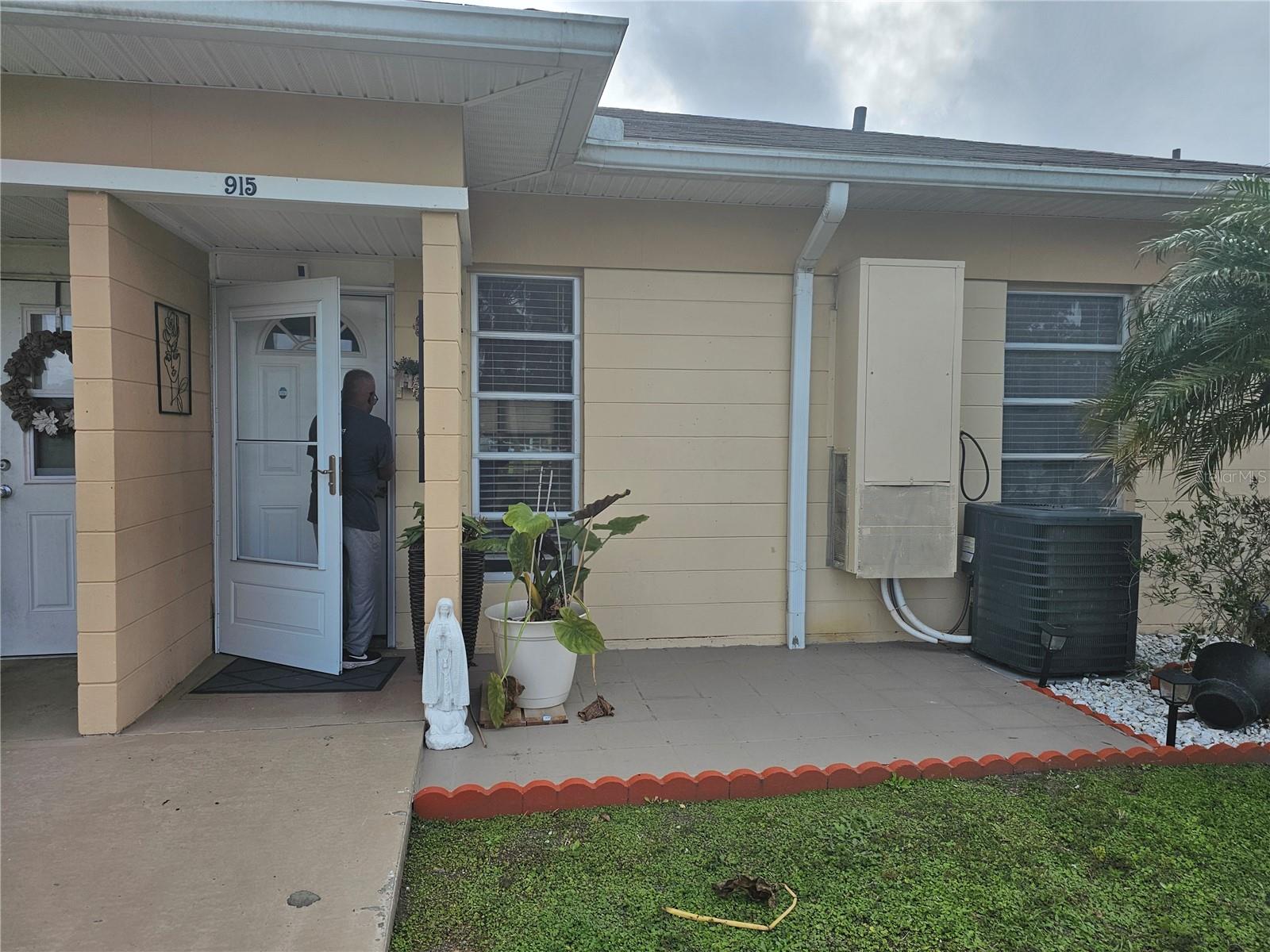 Listing photo 1 for 915 Club Cir
