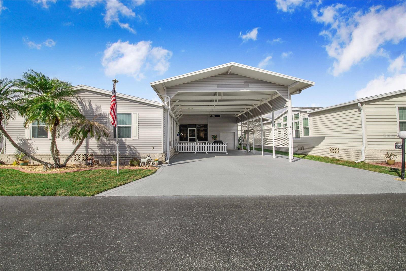 Listing photo 1 for 332 Fairway Blvd
