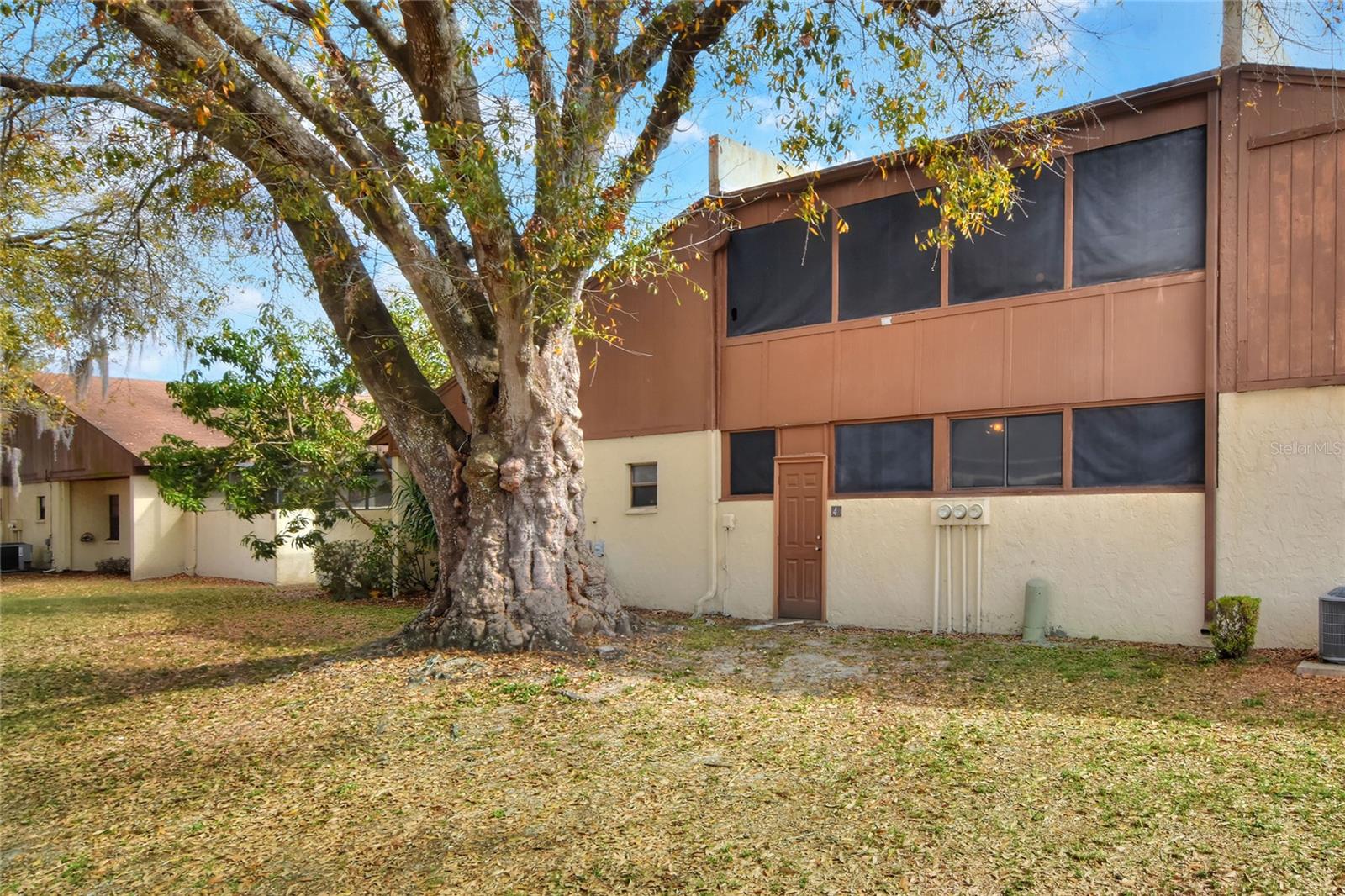 Listing photo 2 for 1880 N Crystal Lake Dr #4