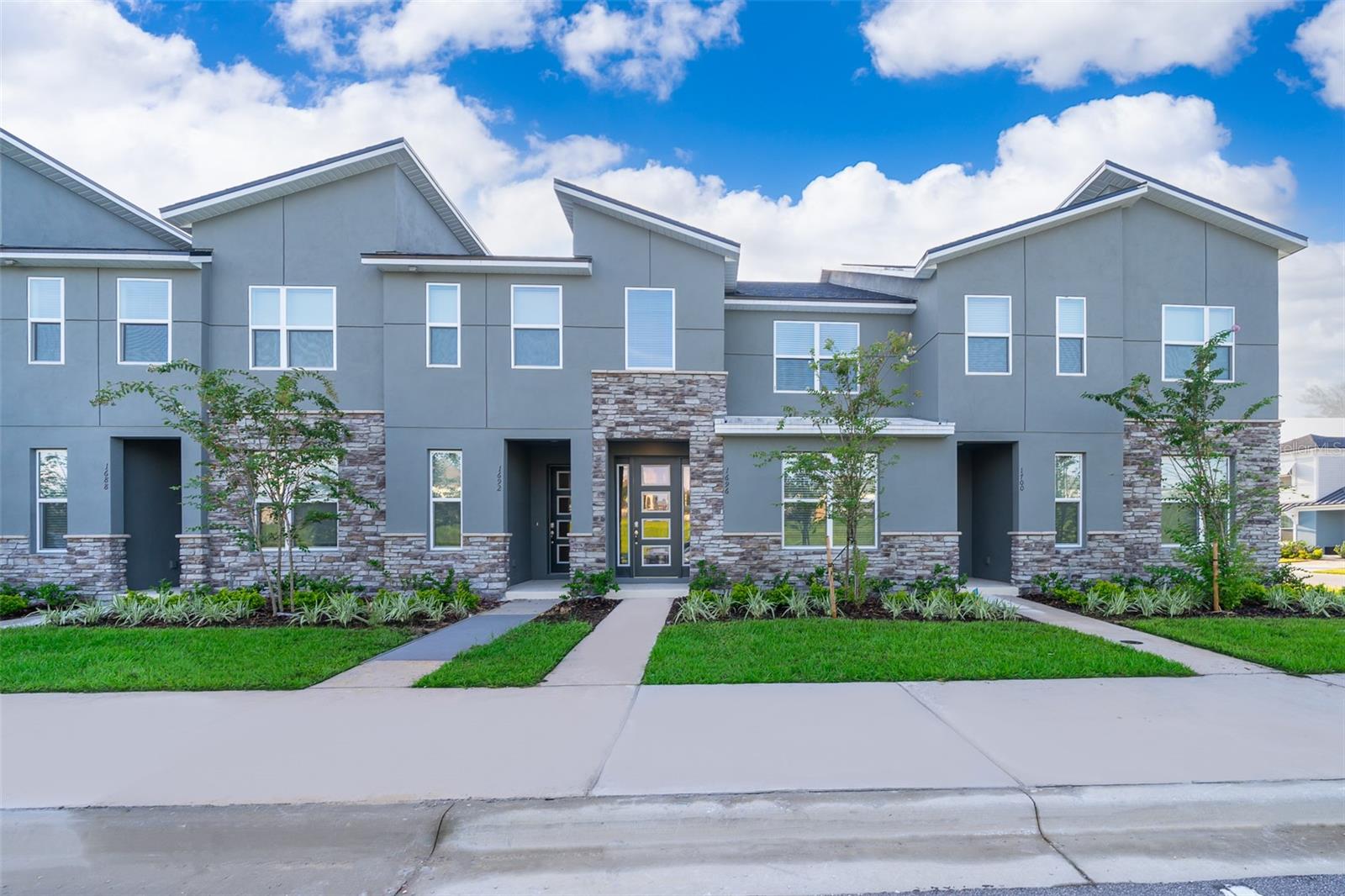 1696 TROPICAL PALMS CIRCLE