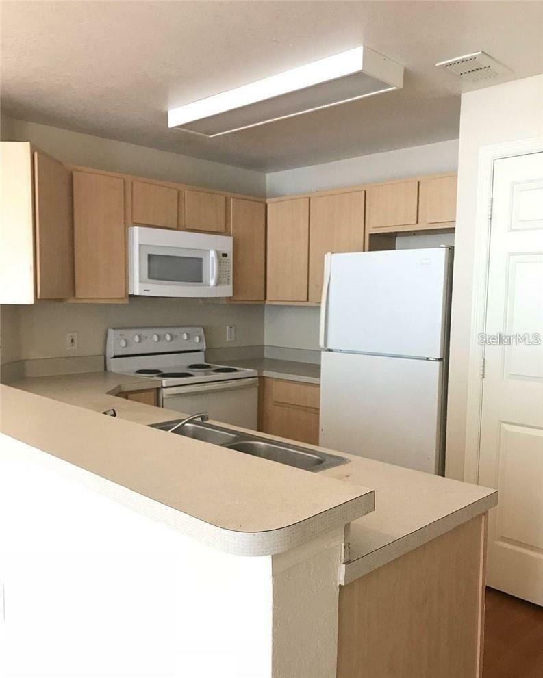Listing photo 3 for 2000 Erving Cir #102
