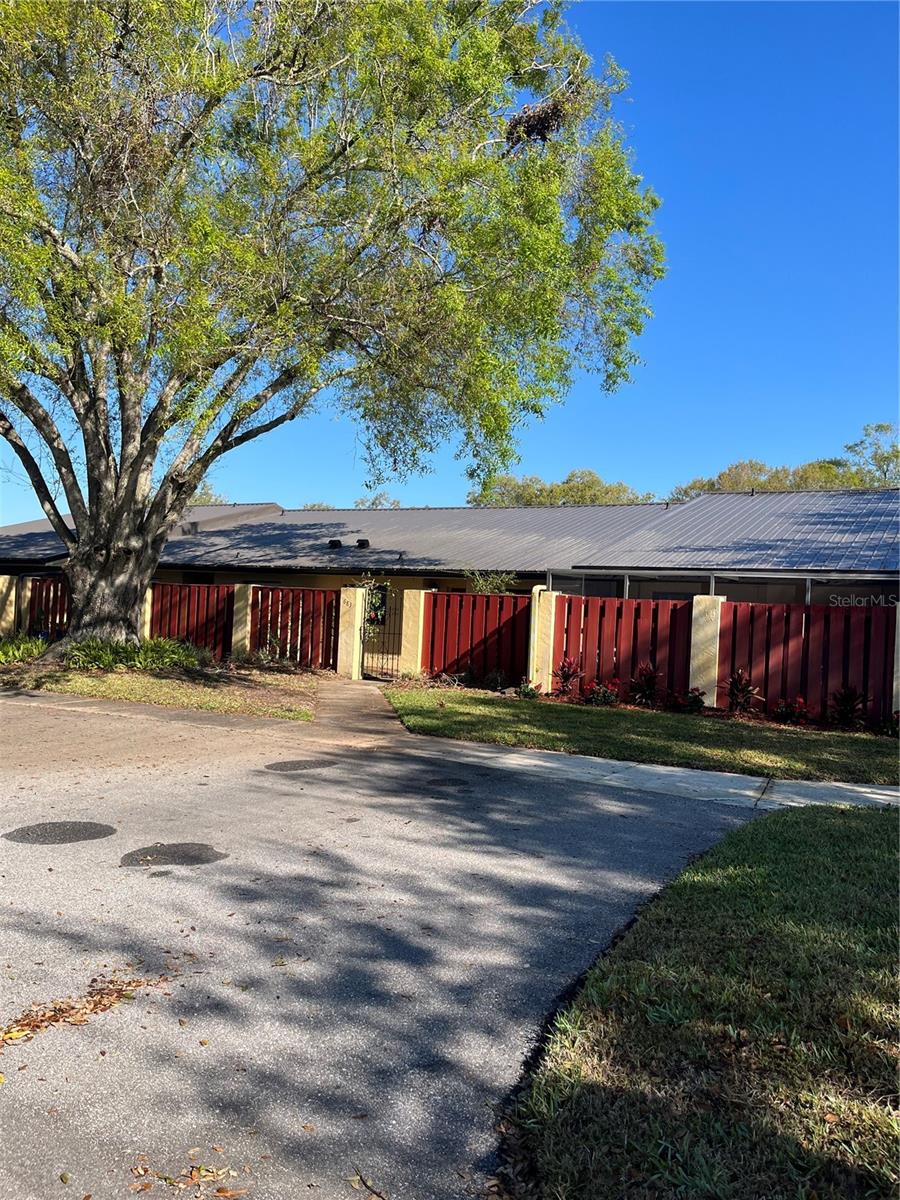 Listing photo 1 for 683 Broadmoor Cir #683