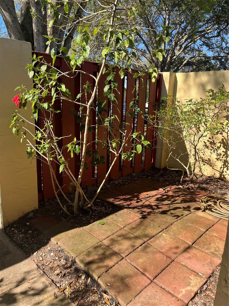Listing photo 3 for 683 Broadmoor Cir #683