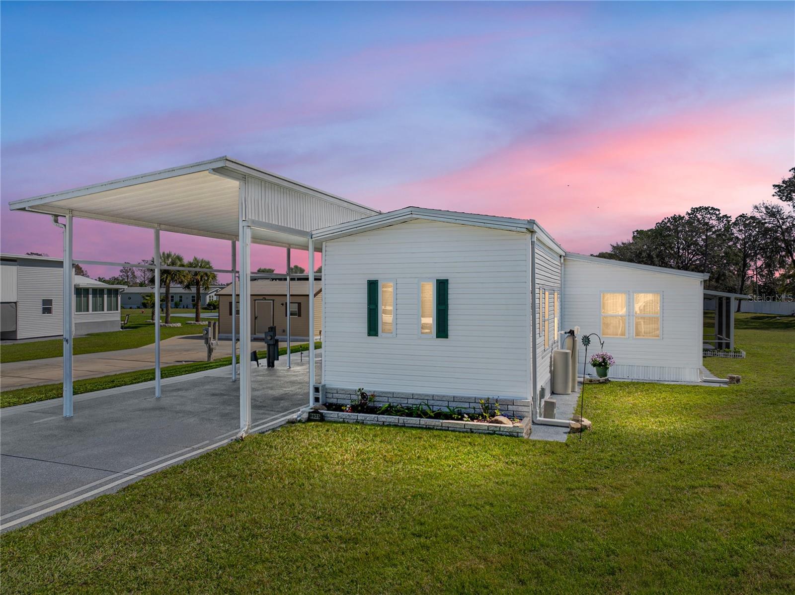 Listing photo 1 for 8925 Southshore Ct