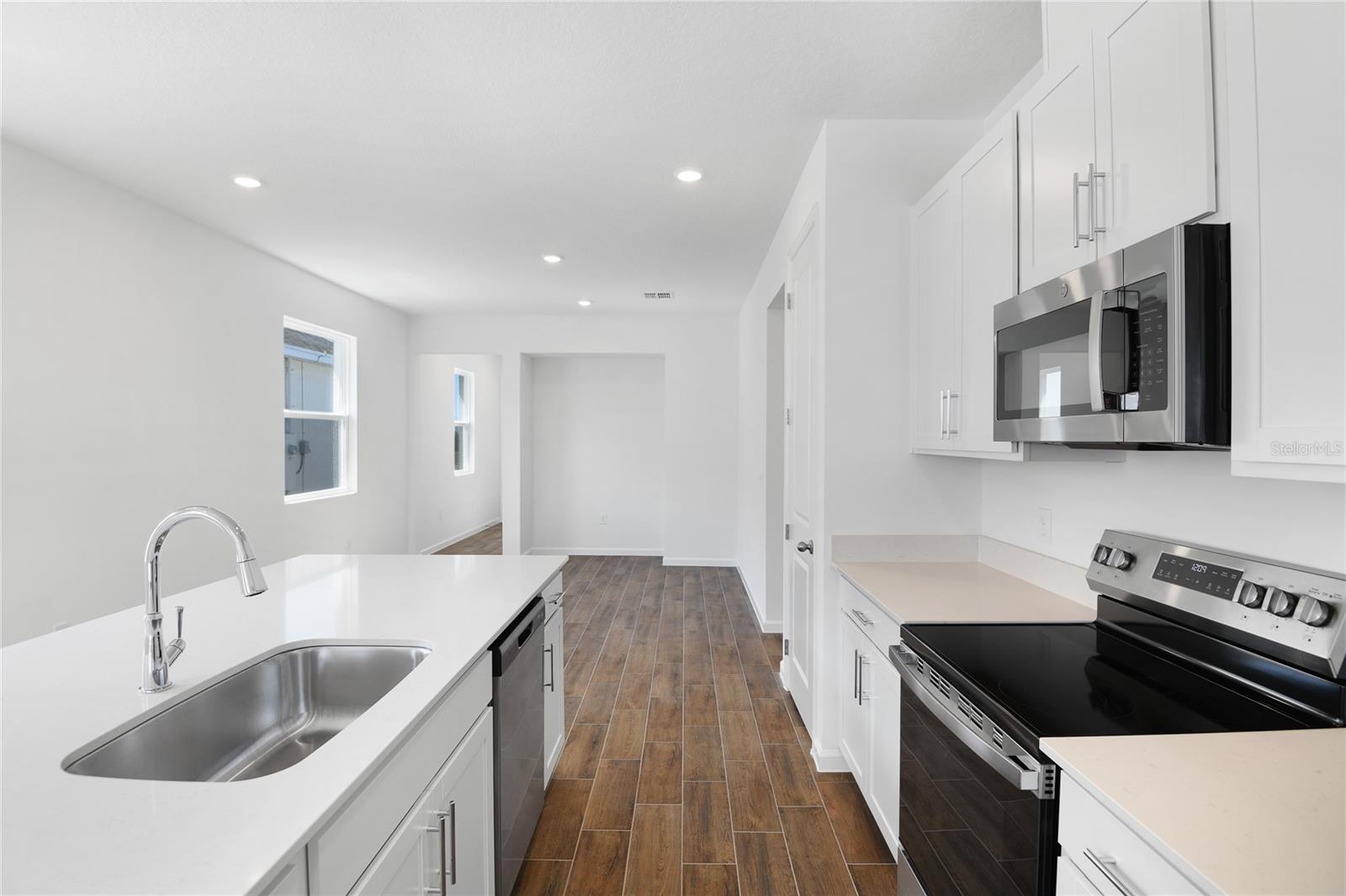 Listing photo 3 for 6373 Clover St