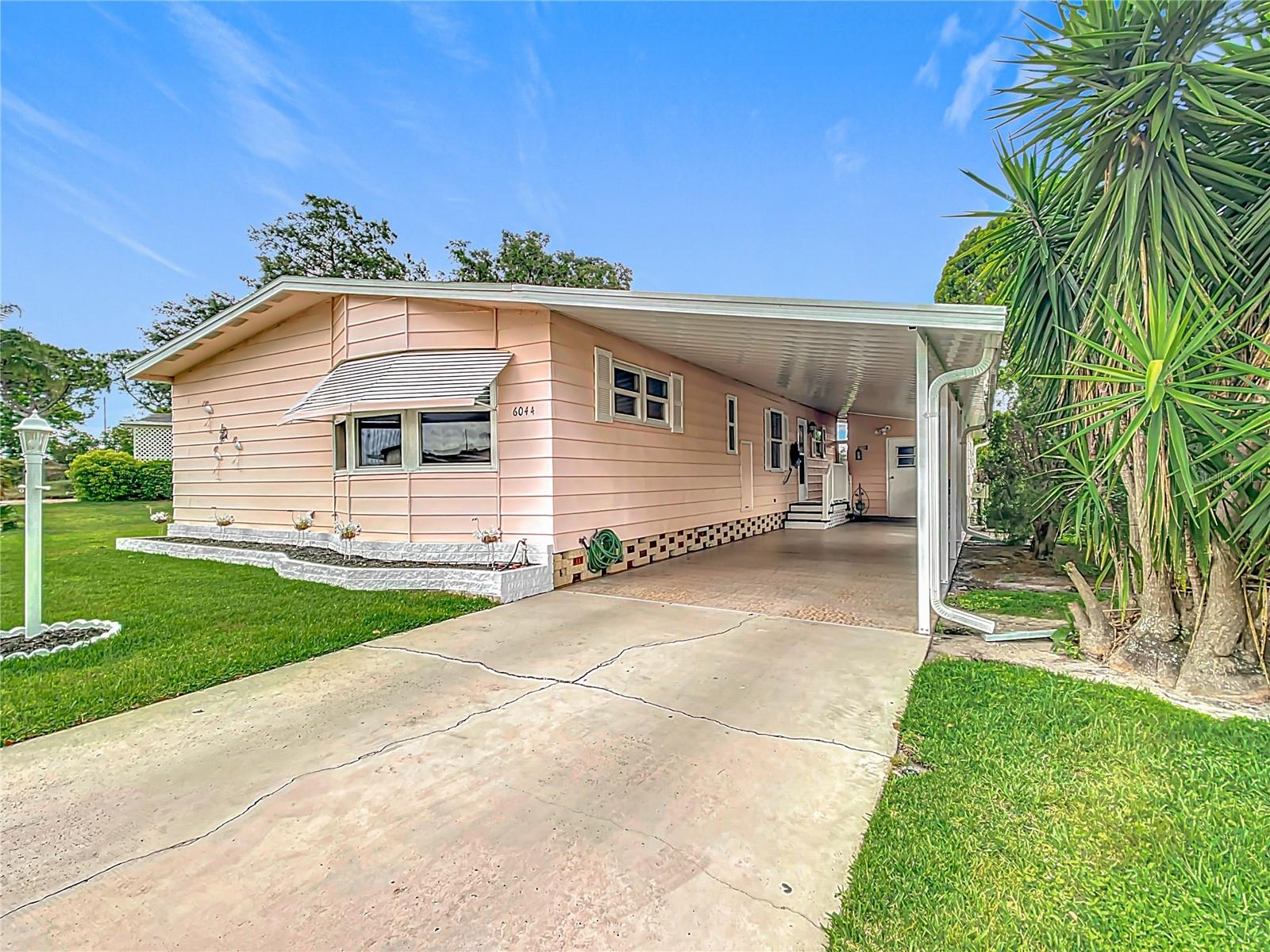 Listing photo 1 for 6044 Grand Oaks Dr Se