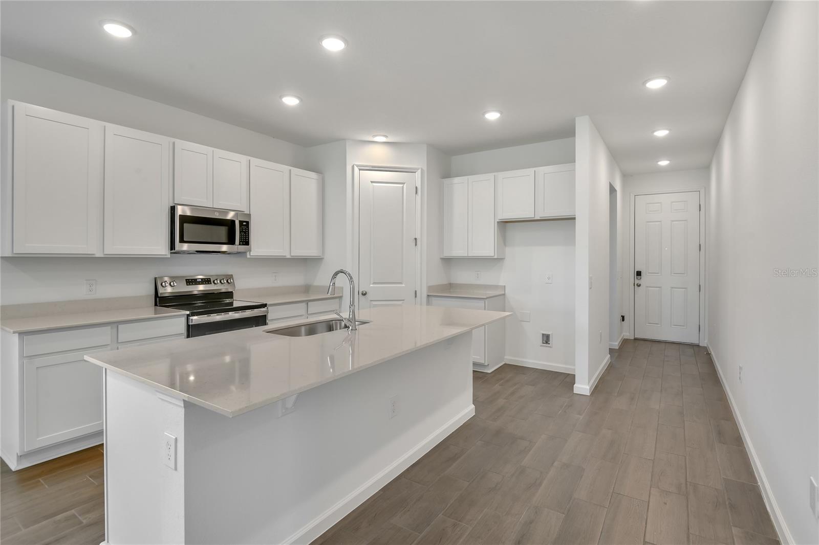 Listing photo 3 for 5147 Kinsley Dr