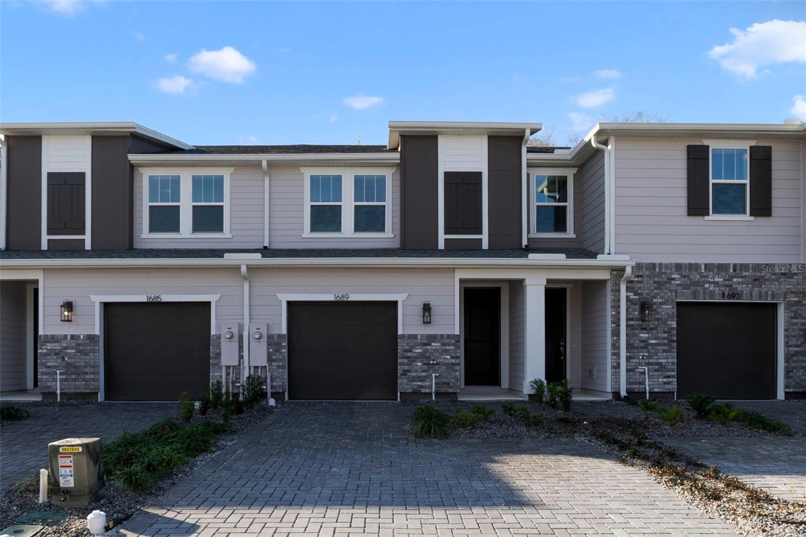 1689 GREENLEAF WOODS COVE