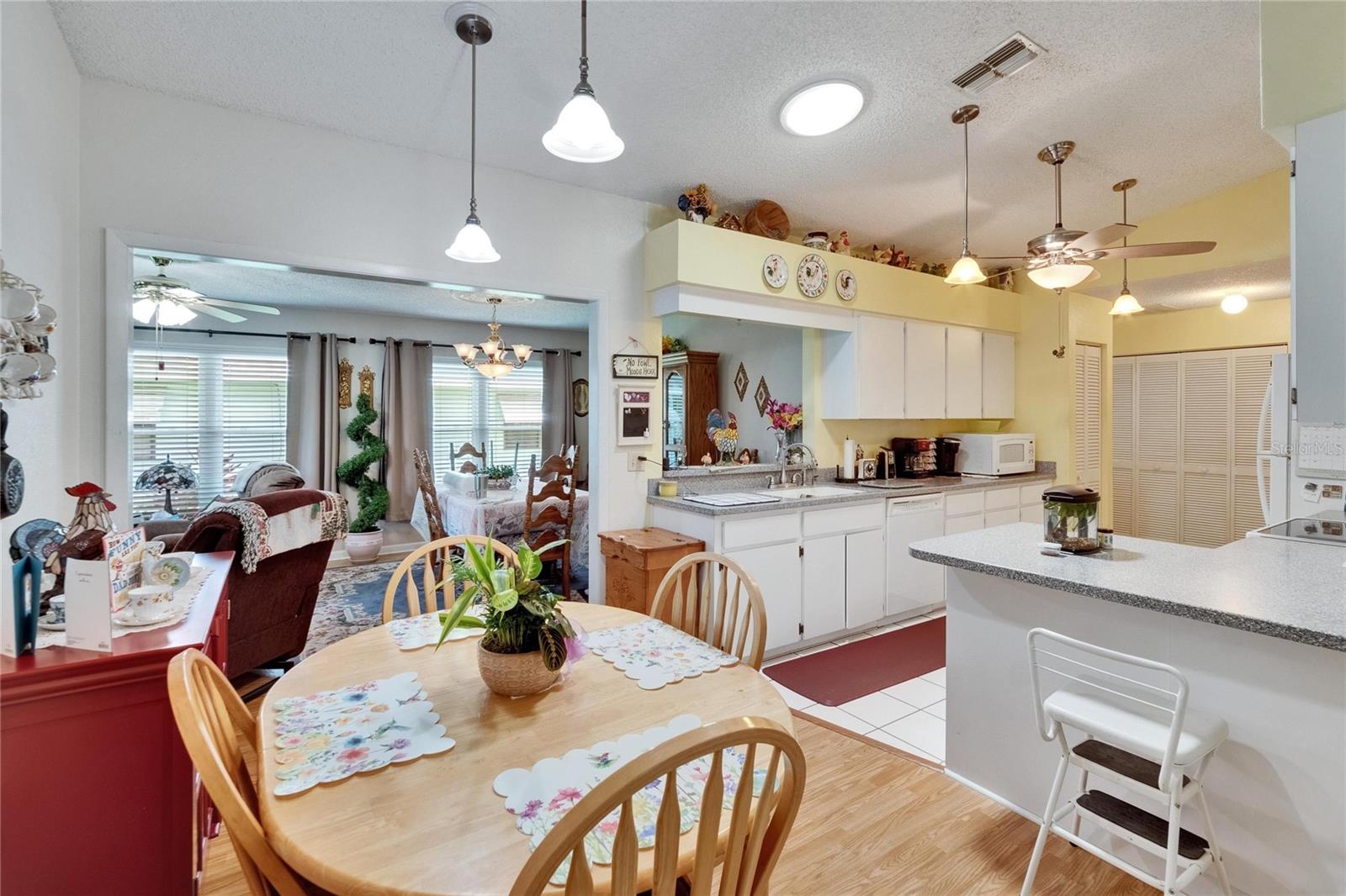 Listing photo 3 for 3154 Prairie Dunes Cir W