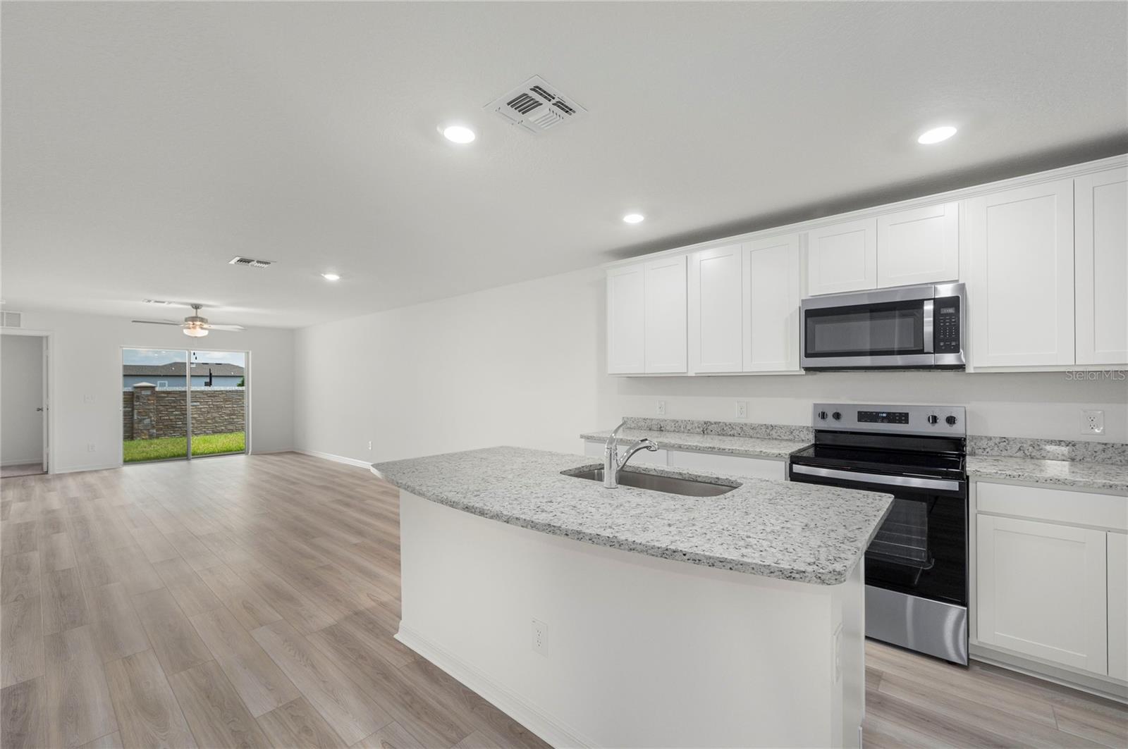 Listing photo 3 for 3187 Seville St