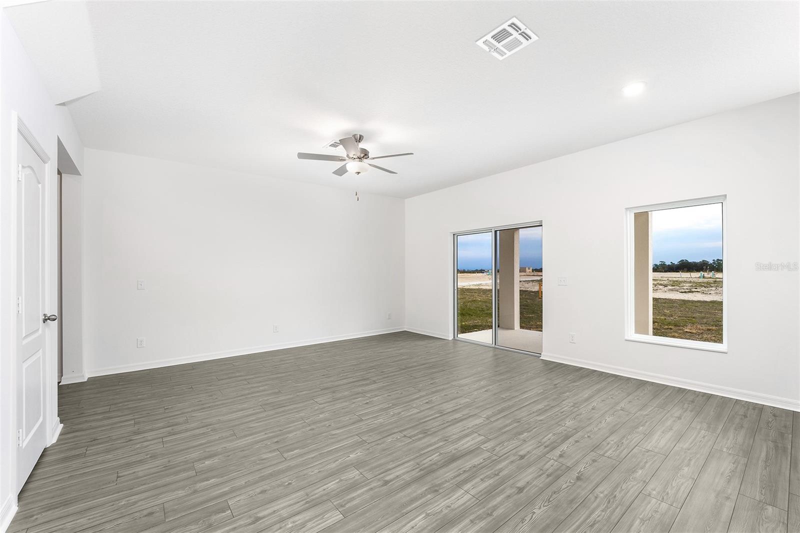 Listing photo 3 for 3719 Bergamot St