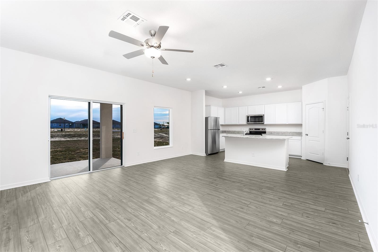 Listing photo 2 for 3719 Bergamot St
