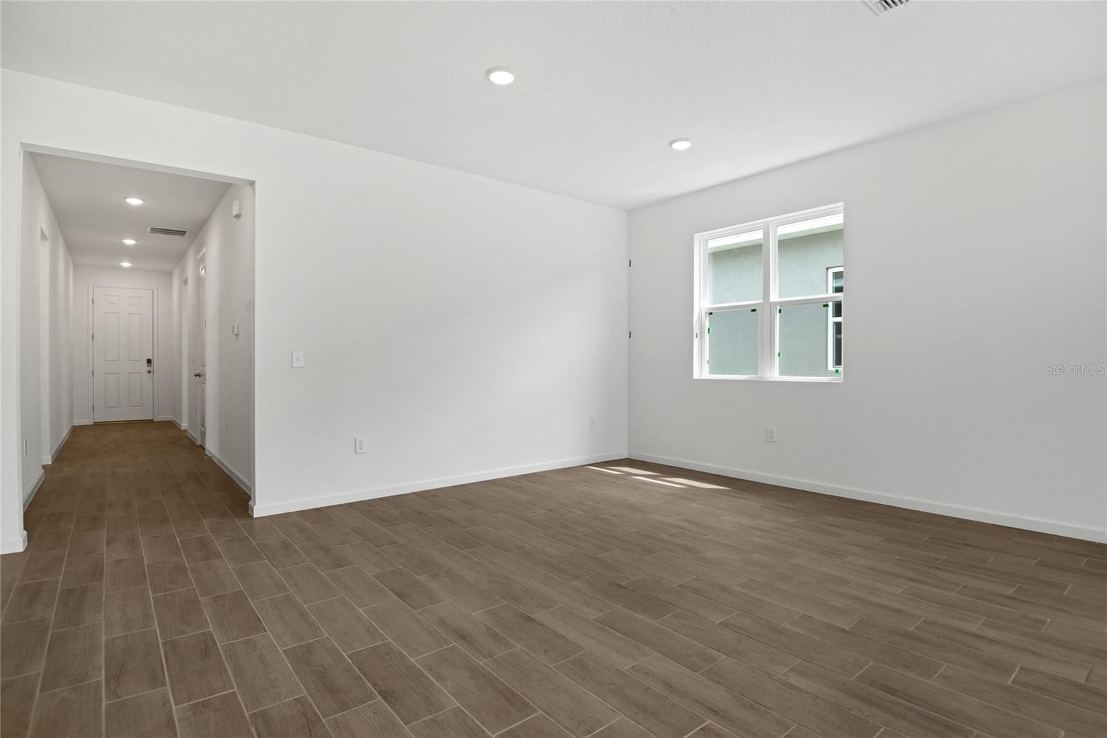 Listing photo 3 for 5163 Kinsley Dr