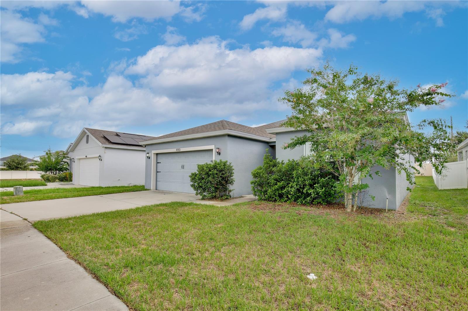 Listing photo 2 for 490 Taft Dr