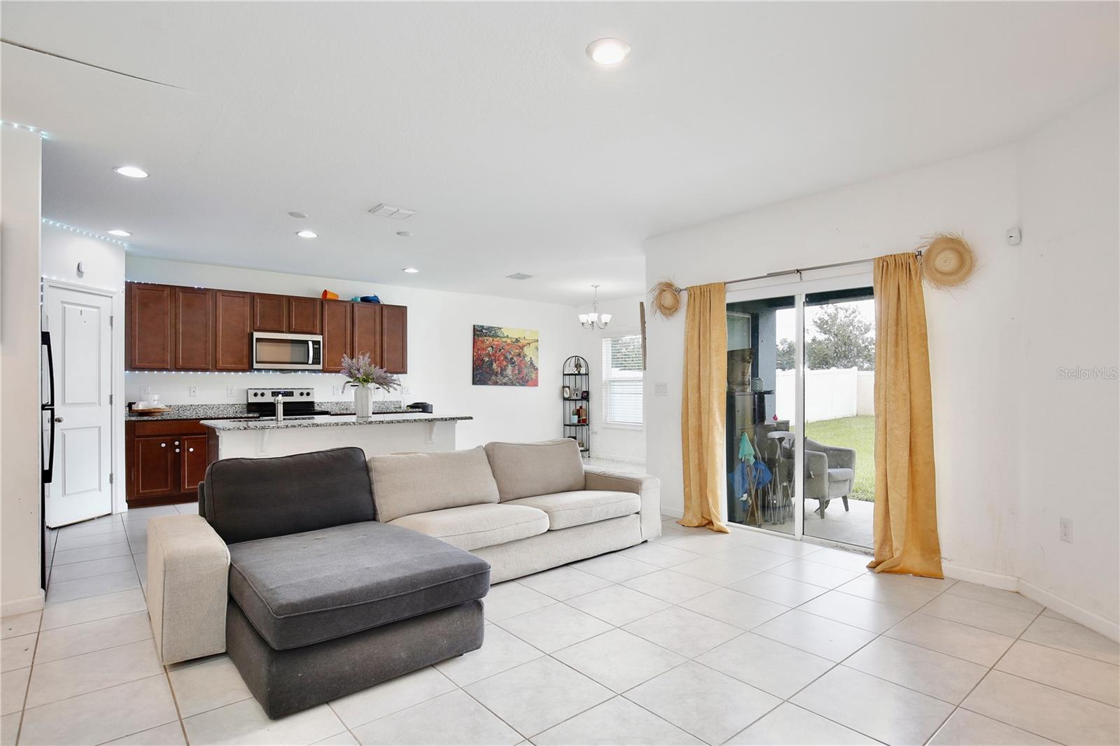 Listing photo 3 for 490 Taft Dr