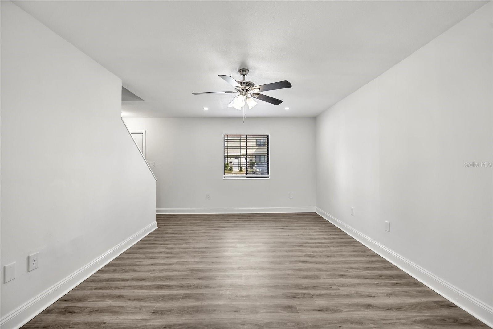 Listing photo 3 for 217 Debora Ct