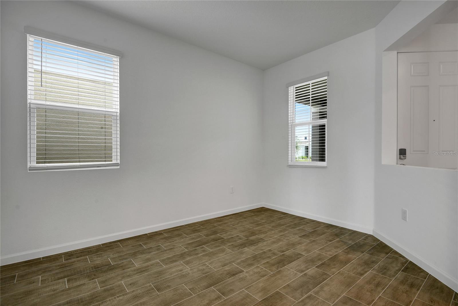 Listing photo 3 for 6170 Daphne St