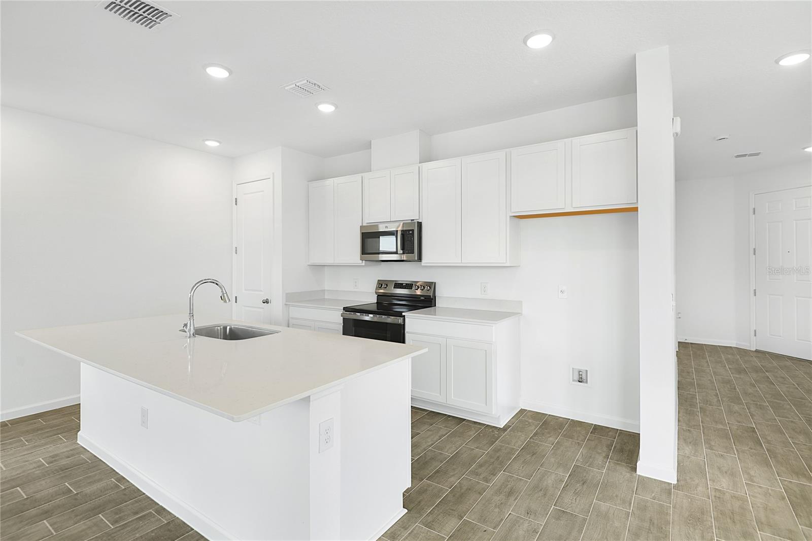 Listing photo 3 for 6174 Daphne St
