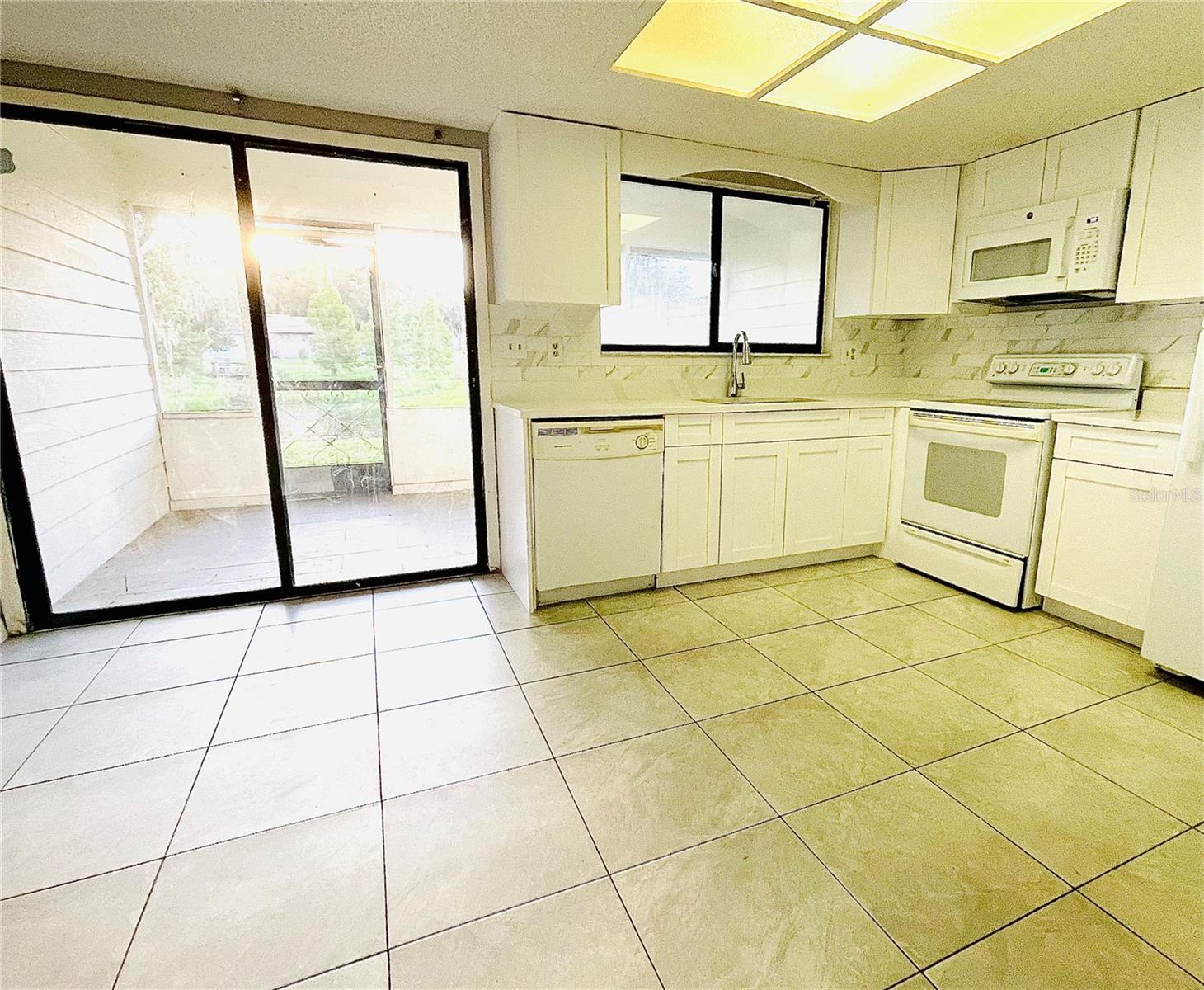 Listing photo 2 for 1420 Ridge Lake Ct
