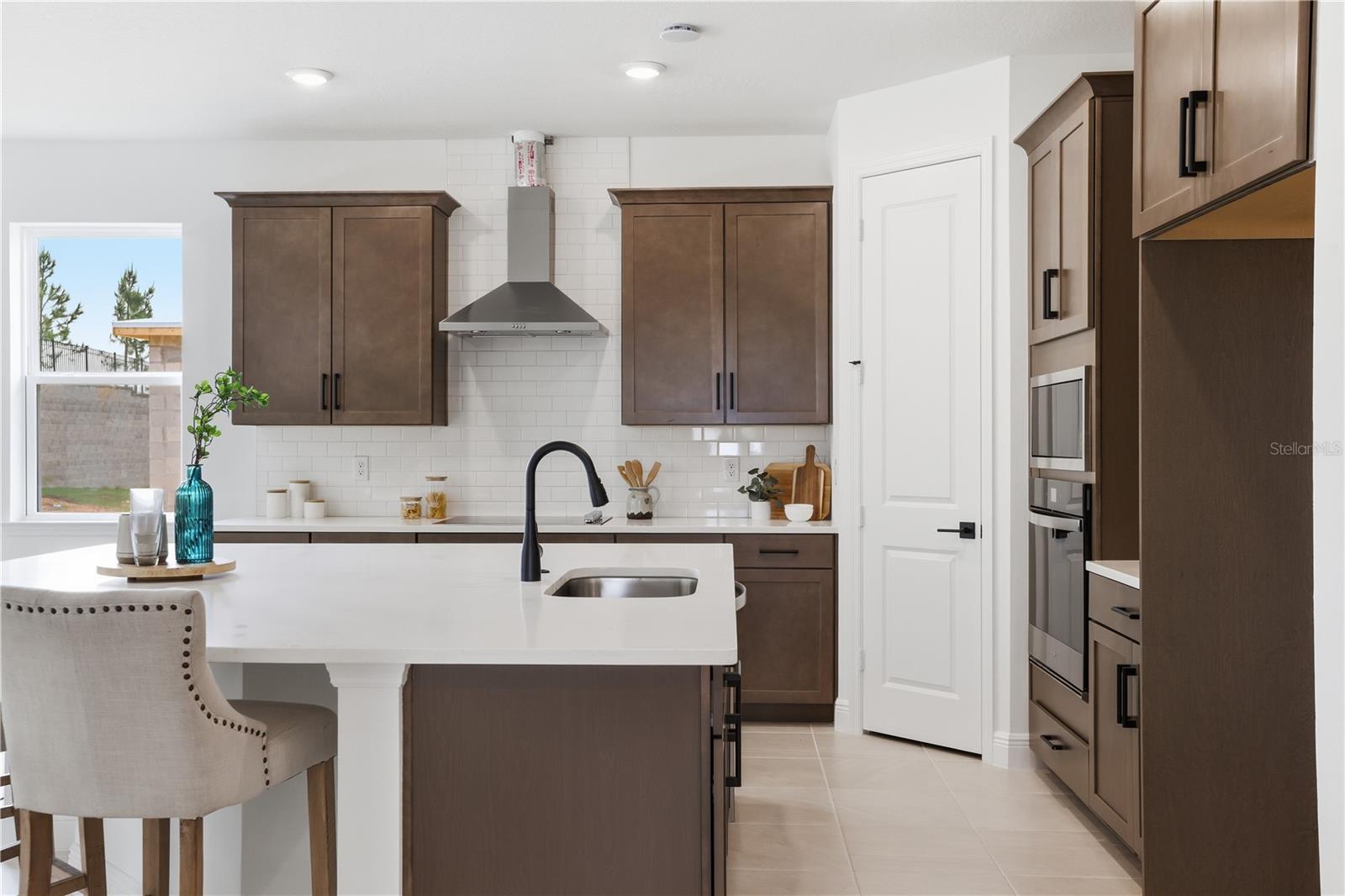 Listing photo 2 for 468 Veneto Cir
