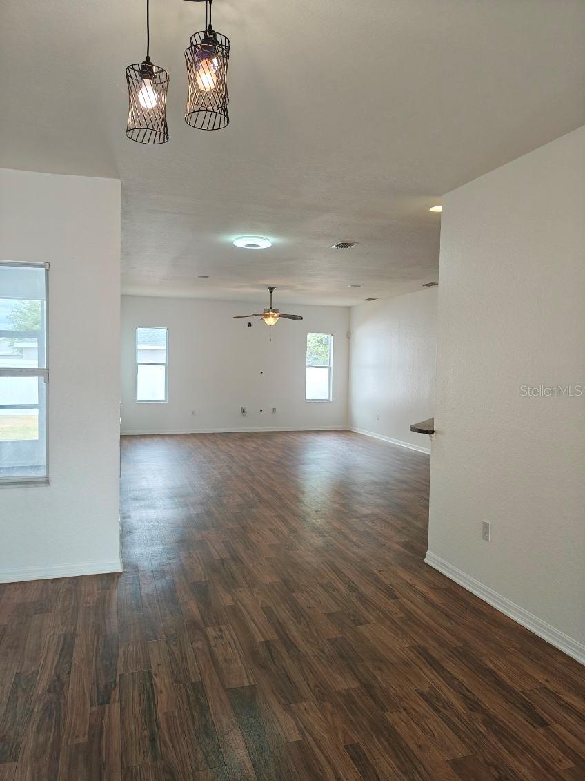 Listing photo 3 for 1561 Shorewood Dr