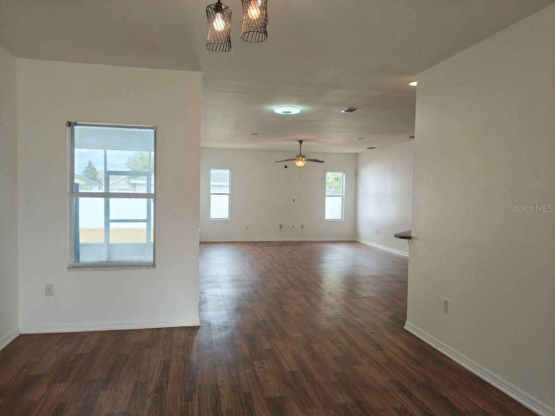 Listing photo 2 for 1561 Shorewood Dr