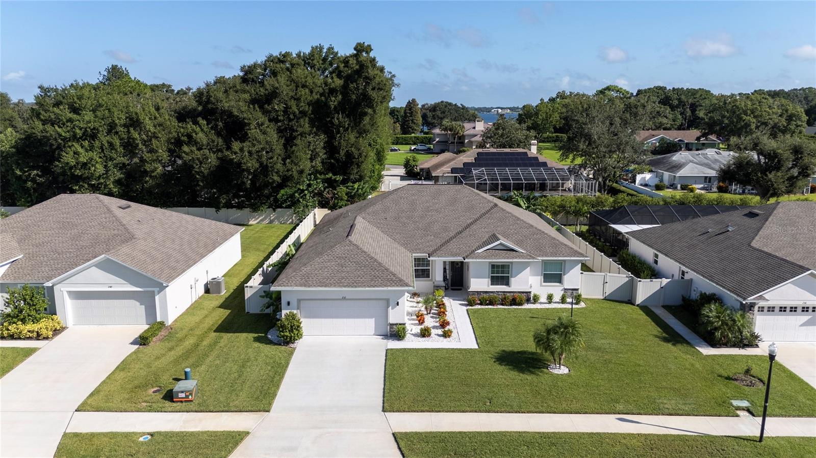 Listing photo 2 for 252 Samantha Ave,