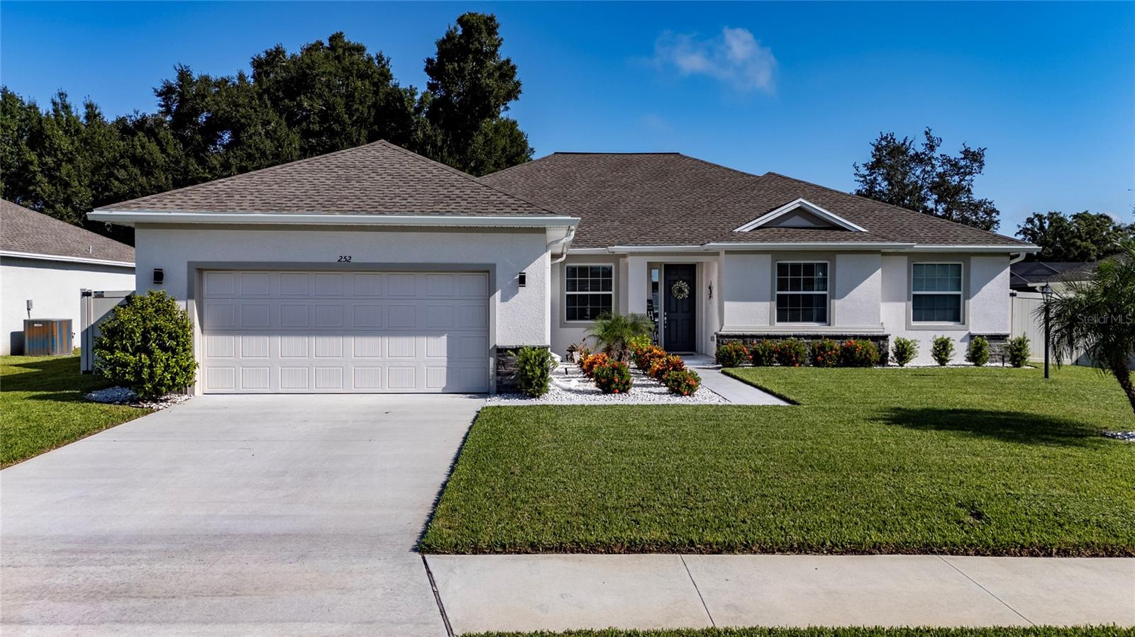 Listing photo 1 for 252 Samantha Ave,