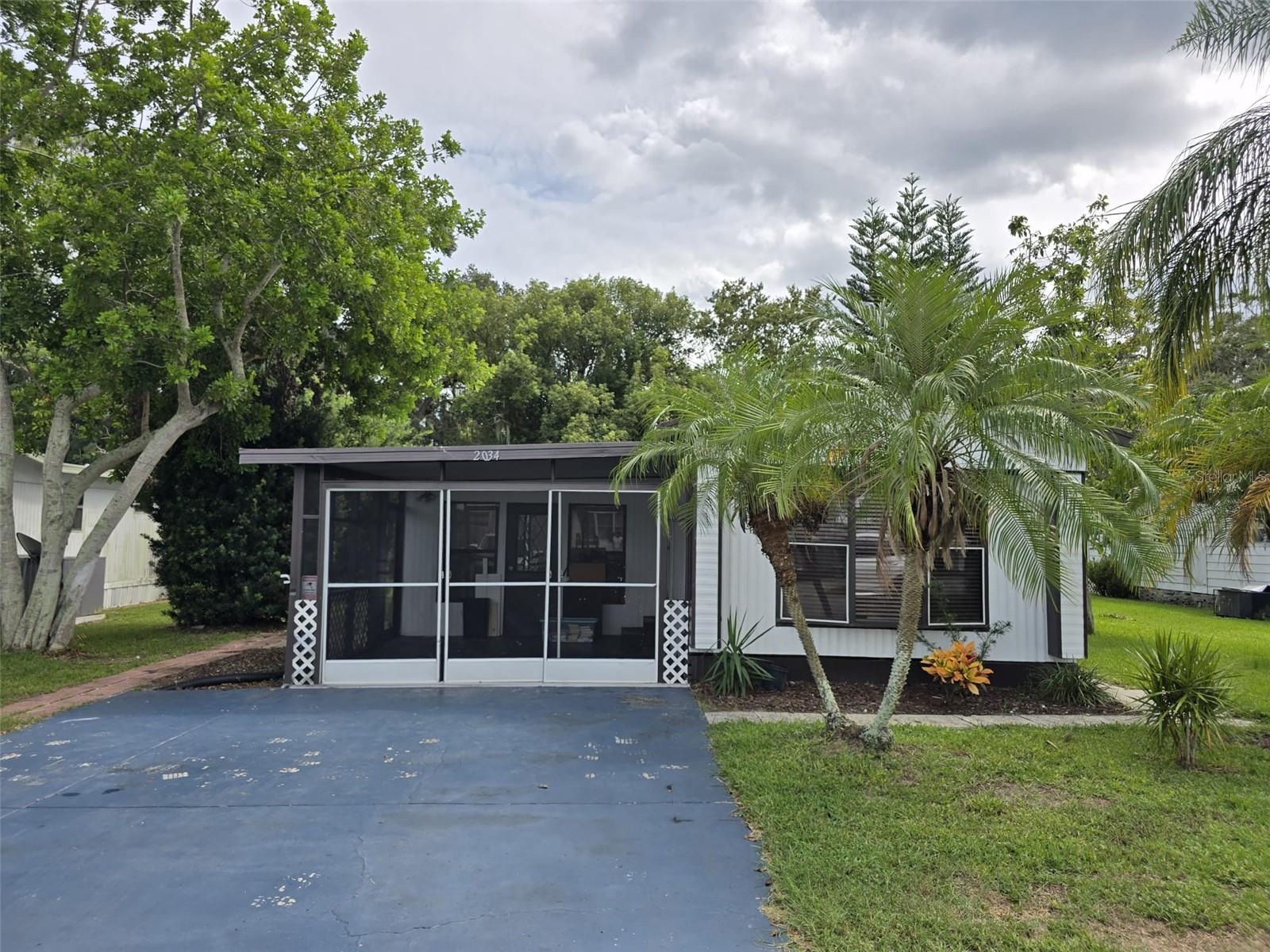 Listing photo 1 for 2034 Thelma Dr