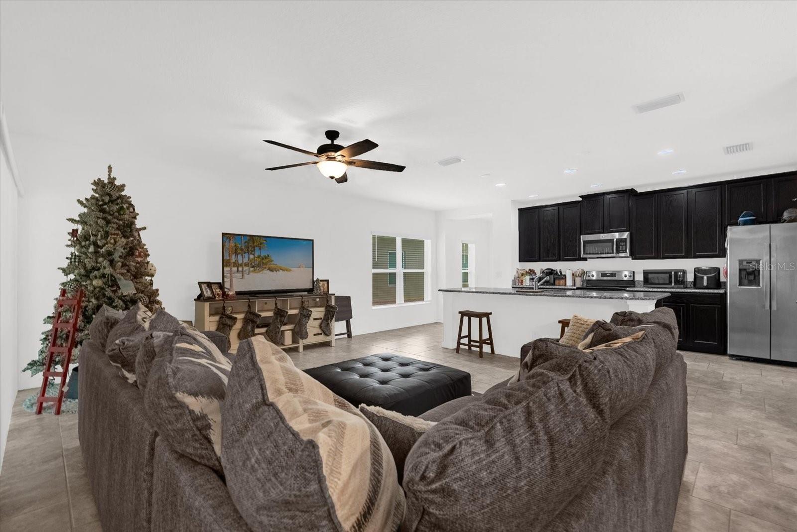 Listing photo 3 for 34625 Salerno Cir
