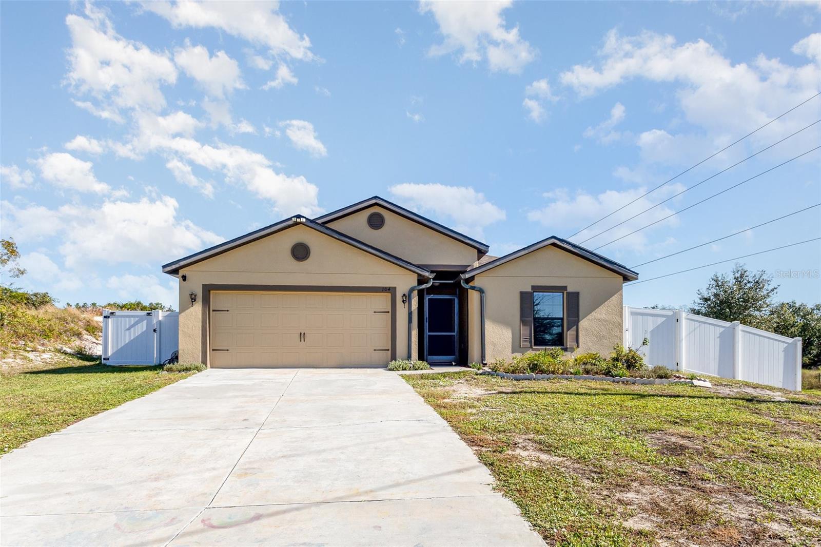 Listing photo 1 for 104 Jasmine Cir