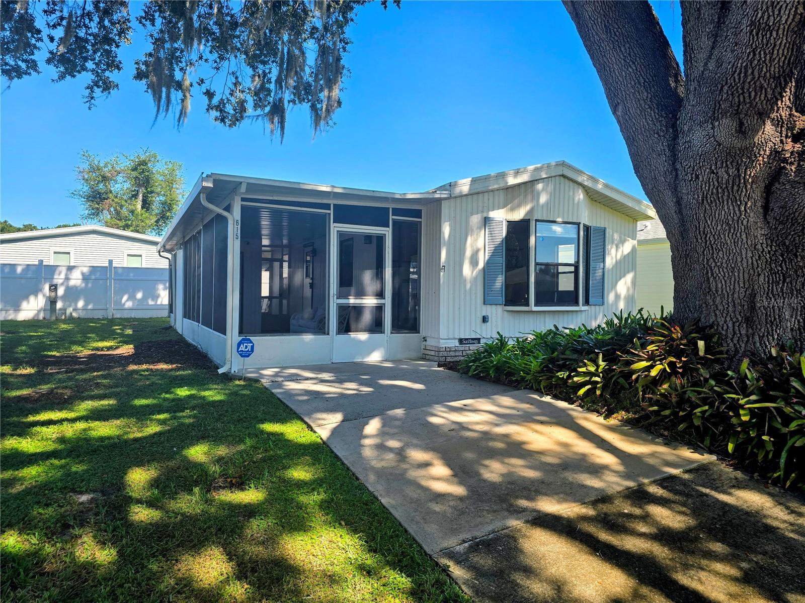 Listing photo 1 for 615 Ne Cottage Park Ln
