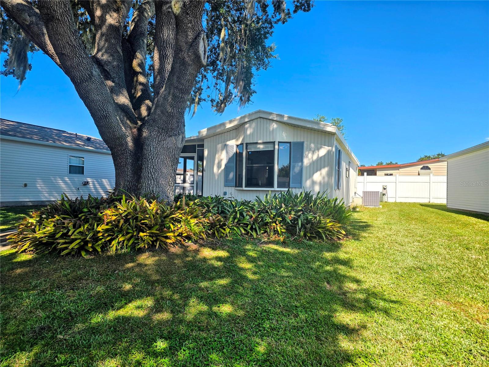 Listing photo 2 for 615 Ne Cottage Park Ln