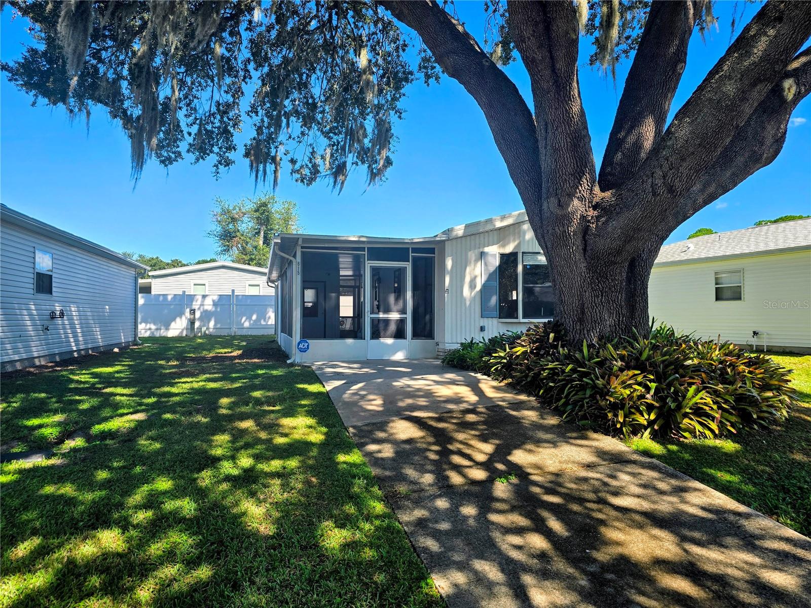 Listing photo 3 for 615 Ne Cottage Park Ln