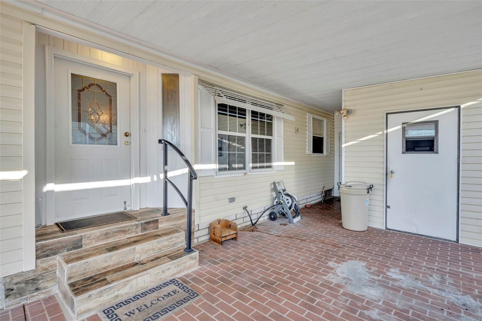 Listing photo 3 for 120 Victoria Dr