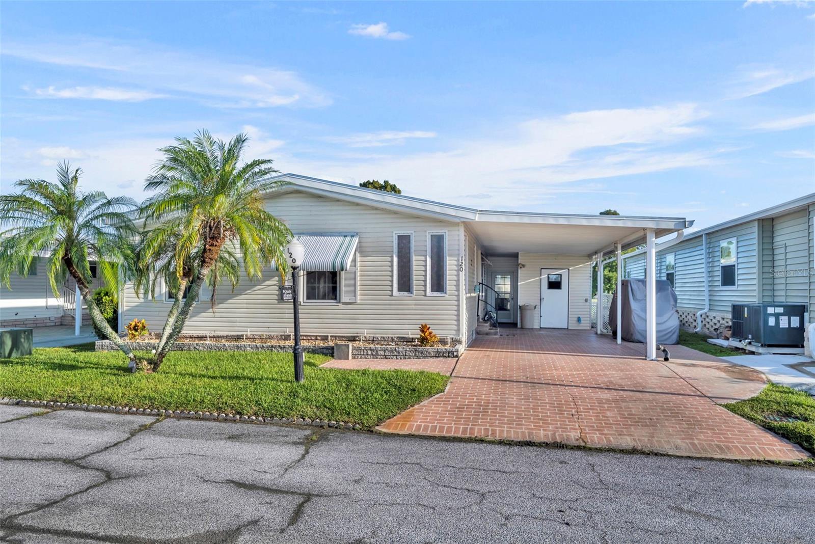 Listing photo 1 for 120 Victoria Dr