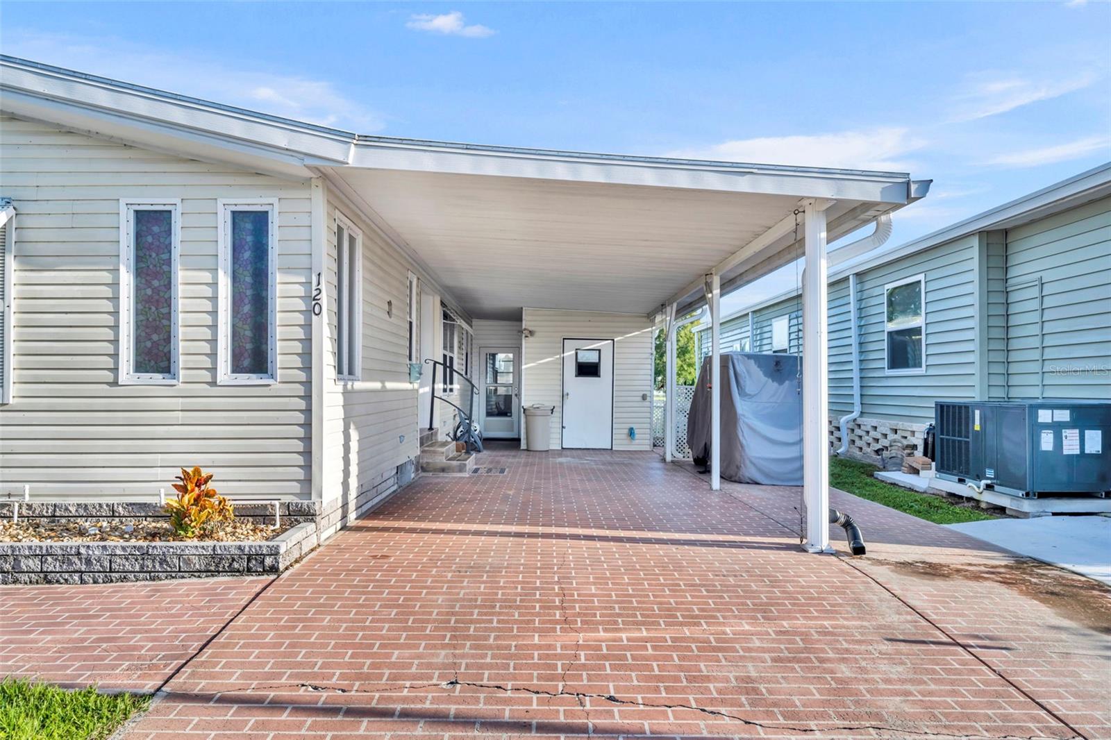 Listing photo 2 for 120 Victoria Dr