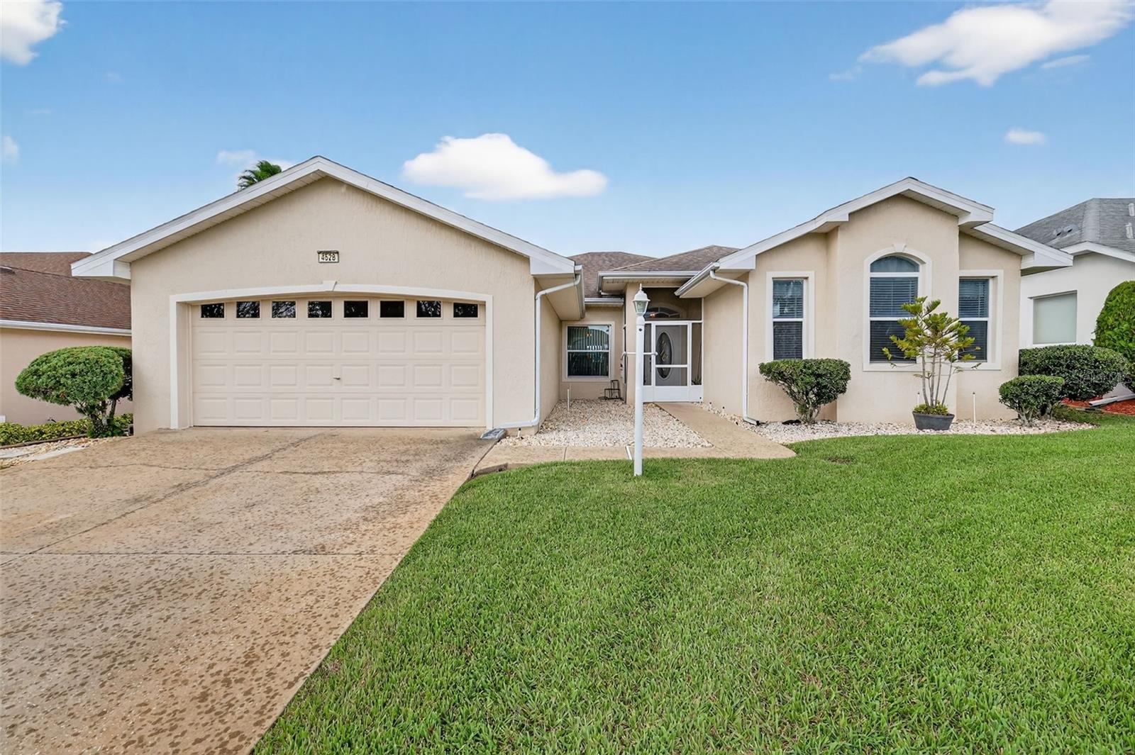 Listing photo 3 for 4528 Glen Coe St