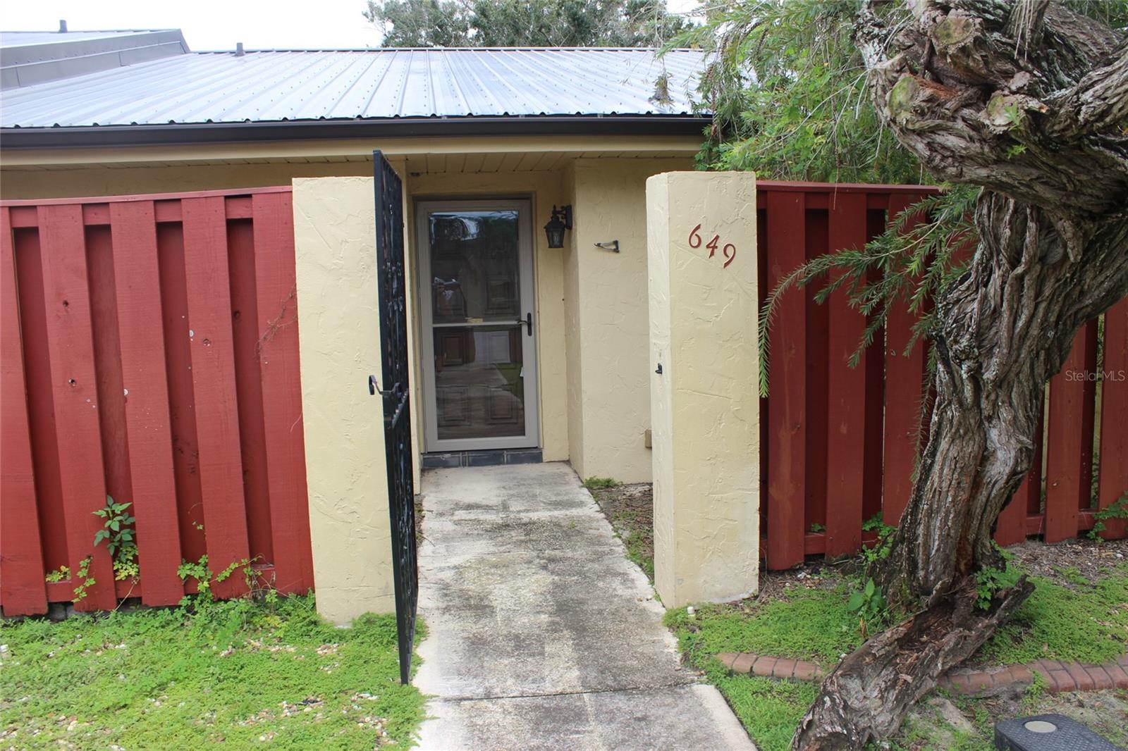 Listing photo 2 for 649 Broadmoor Cir