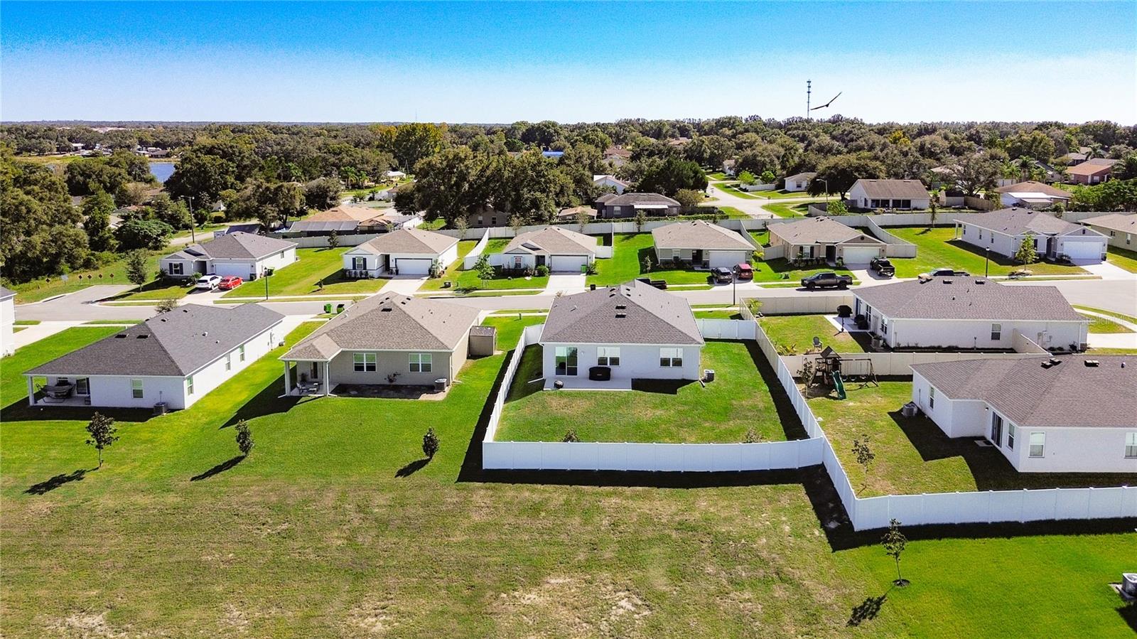 Listing photo 3 for 1404 Geranium Dr