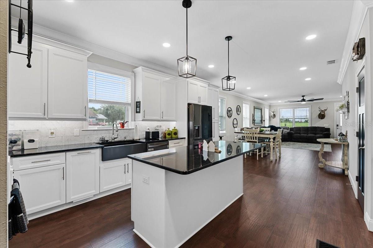 Listing photo 3 for 1790 E Georgia St