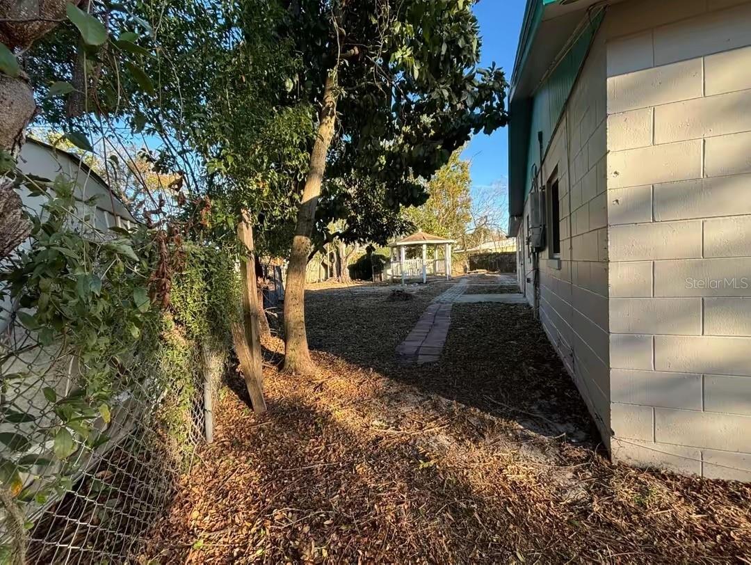 Listing photo 2 for 710 East Ct