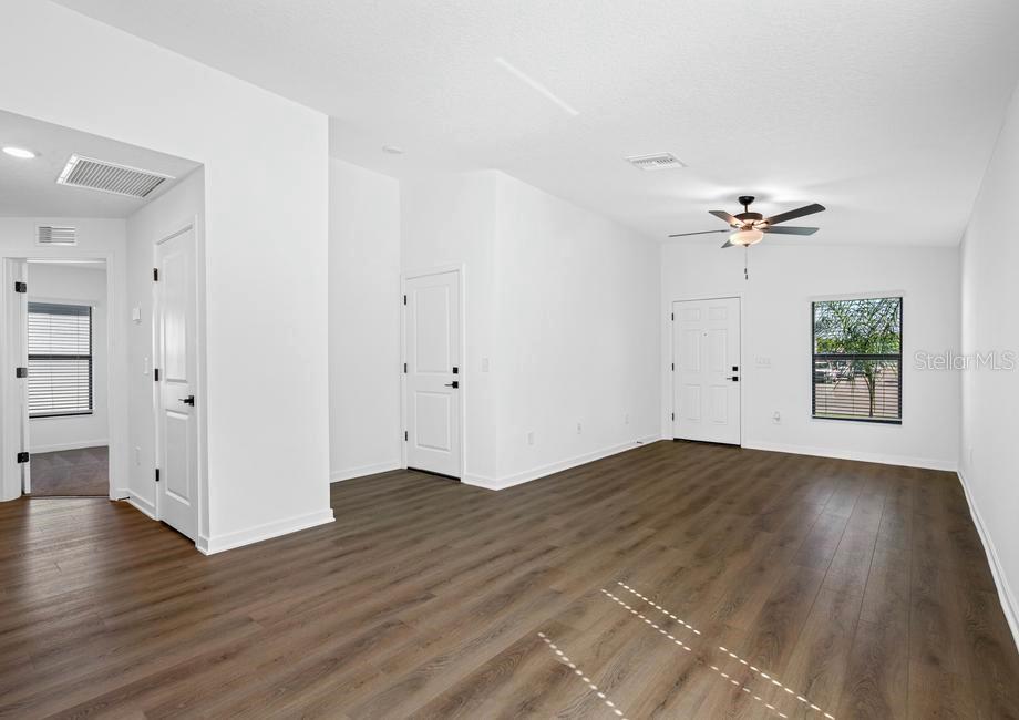 Listing photo 2 for 657 Blackthorn Dr