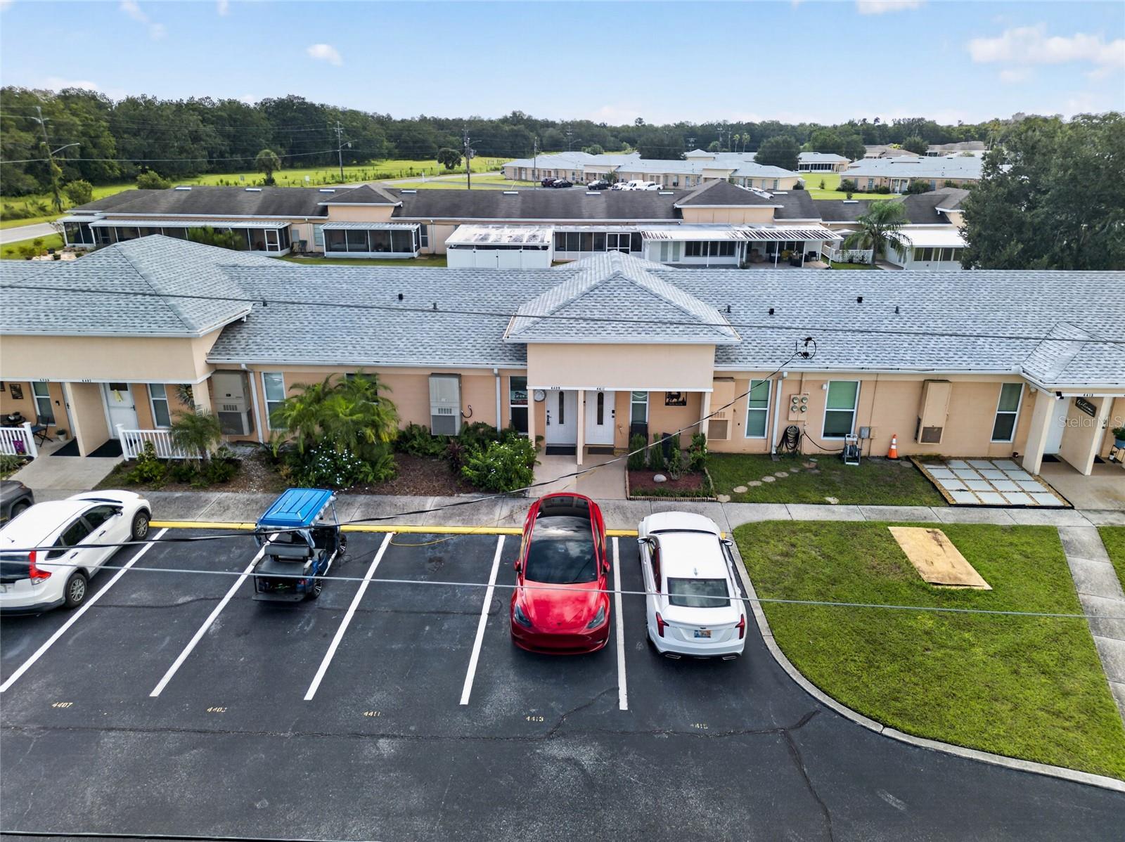 Listing photo 1 for 4409 Club Cir