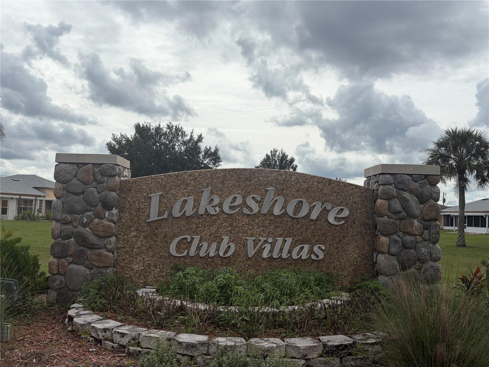 Listing photo 3 for 4409 Club Cir